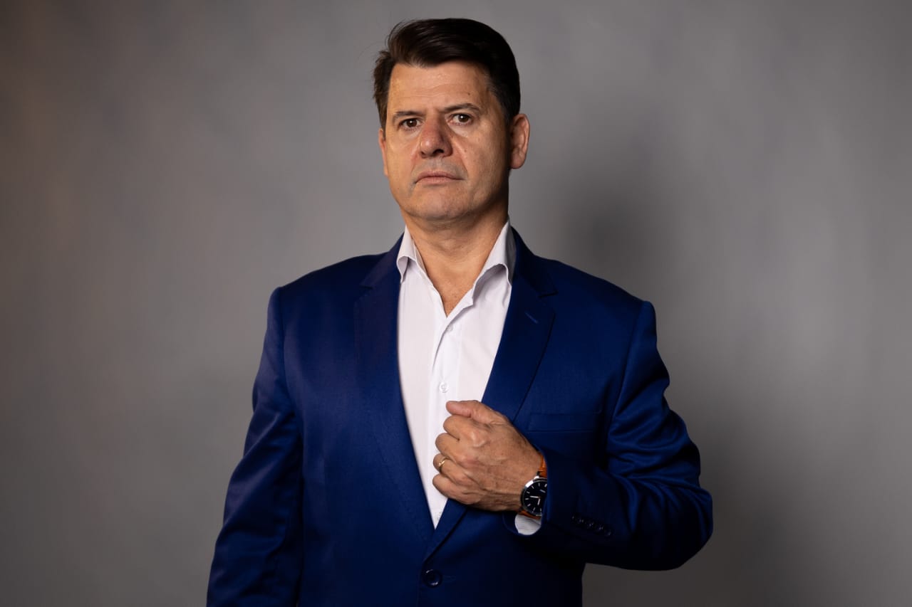 De caseiro a empresário: autor de Joinville lança livro sobre comportamento financeiro